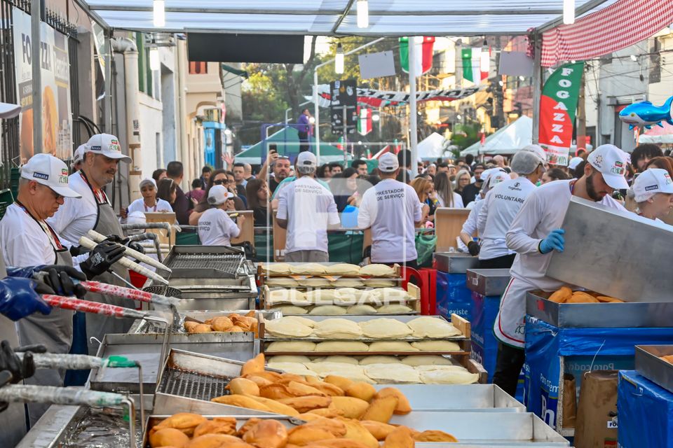 Voluntários servindo Fogazza na 100ª edição da Festa Nossa Senhora Achiropita - bairro do Bixiga