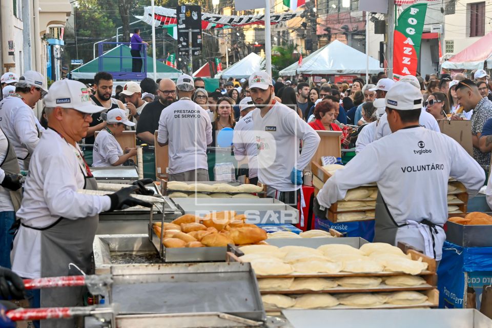 Voluntários servindo Fogazza na 100ª edição da Festa Nossa Senhora Achiropita - bairro do Bixiga