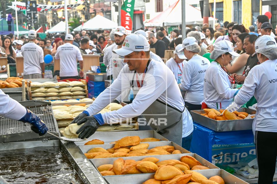 Voluntários servindo Fogazza na 100ª edição da Festa Nossa Senhora Achiropita - bairro do Bixiga
