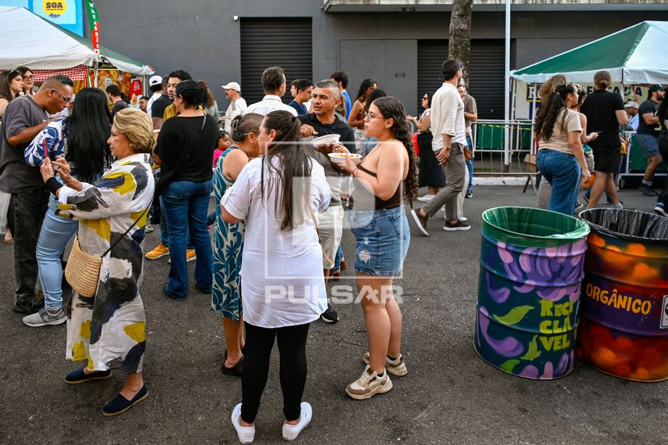 Visitantes comem na rua na 100ª edição da Festa Nossa Senhora Achiropita - bairro do Bixiga