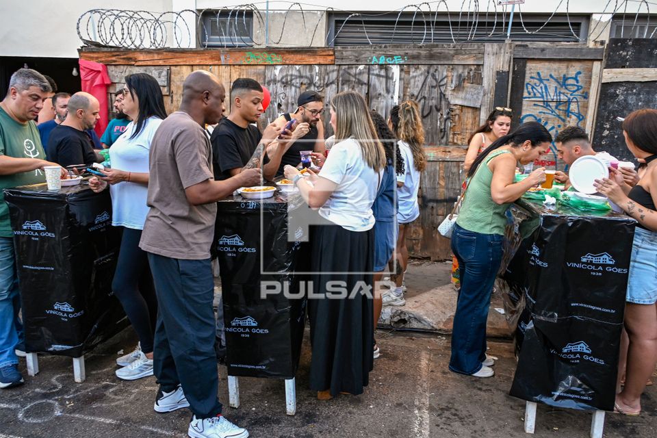 Visitantes comem na rua na 100ª edição da Festa Nossa Senhora Achiropita - bairro do Bixiga