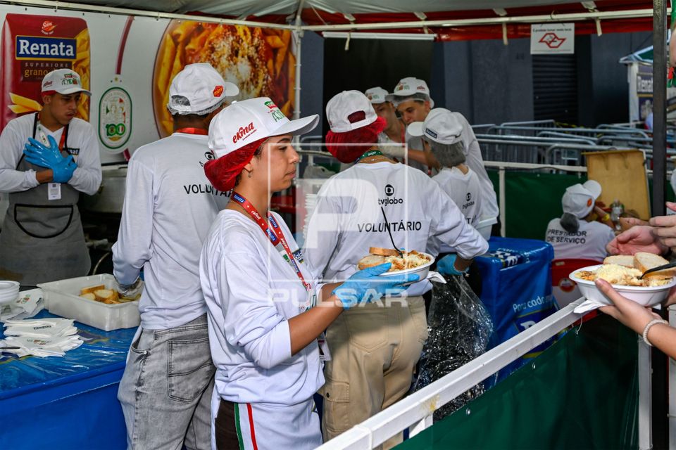 Voluntários servindo Spaghetti na 100ª edição da Festa Nossa Senhora Achiropita - bairro do Bixiga