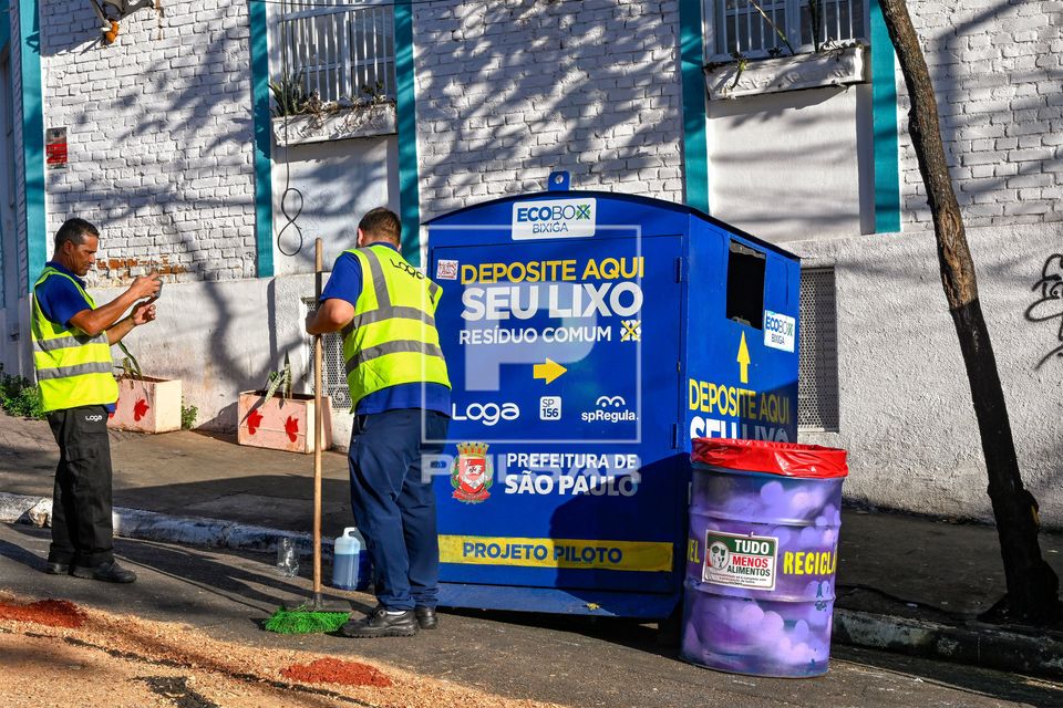 Container para descarte comum e tambor para recicláveis na 100ª edição da Festa Nossa Senhora Achiropita -