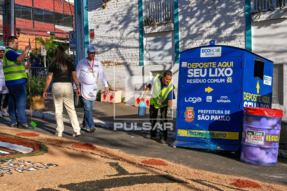 Container para descarte comum e tambor para recicláveis na 100ª edição da Festa Nossa Senhora Achiropita -