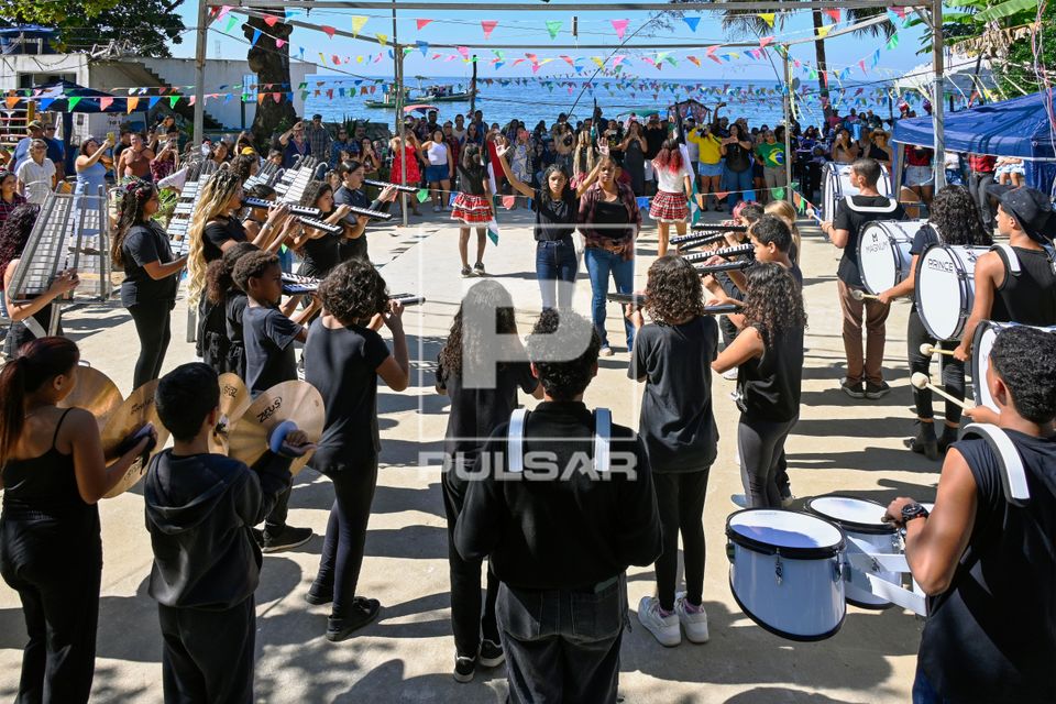 Apresentação musical na festa junina da Escola Municipal Agostinho Ferreira Mattos na Praia da Catita na Ilh