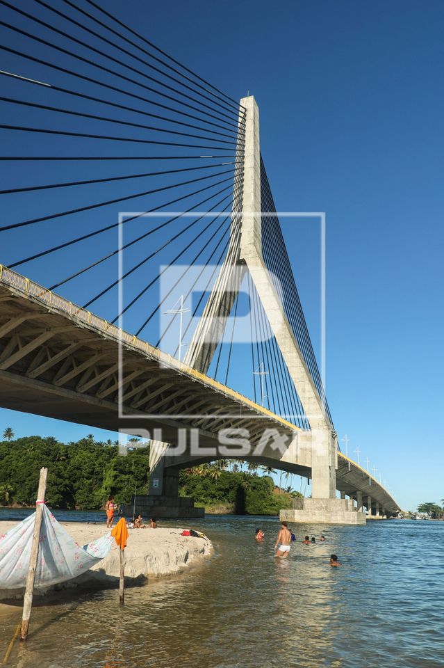 Ponte Jorge Amado da rodovia BA-001 sobre a foz do Rio Cachoeira