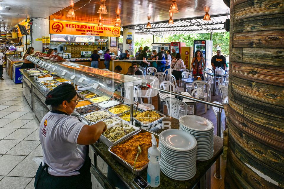 Vista interna do Mercado Central - restaurante por quilo
