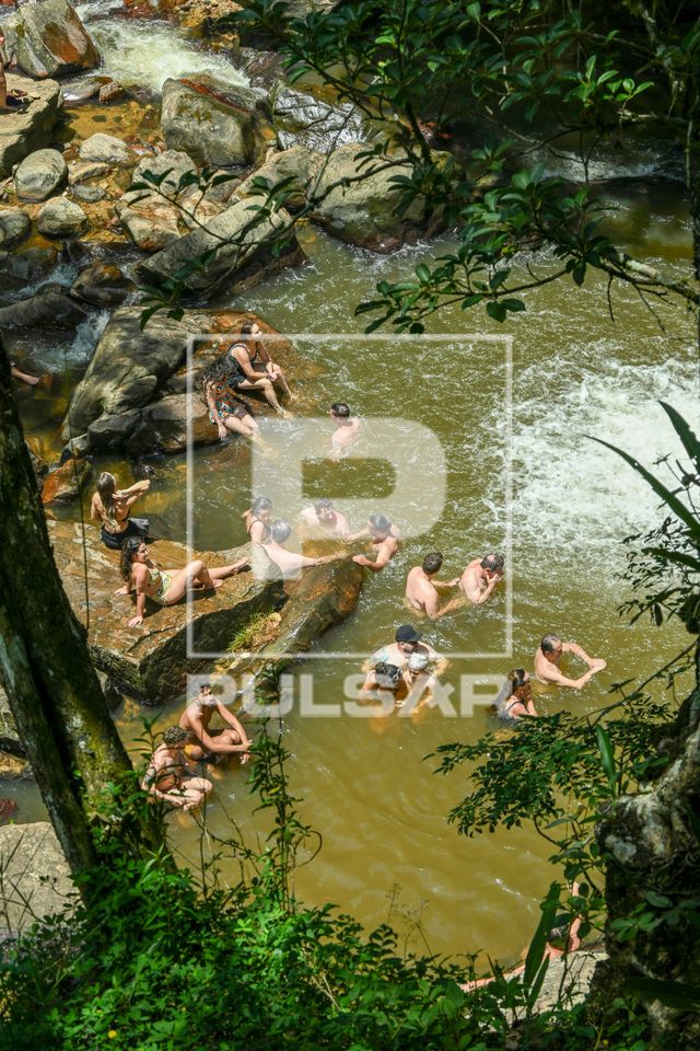 Banhistas na piscina natural da cachoeira do Lageado na Serra da Mantiqueira