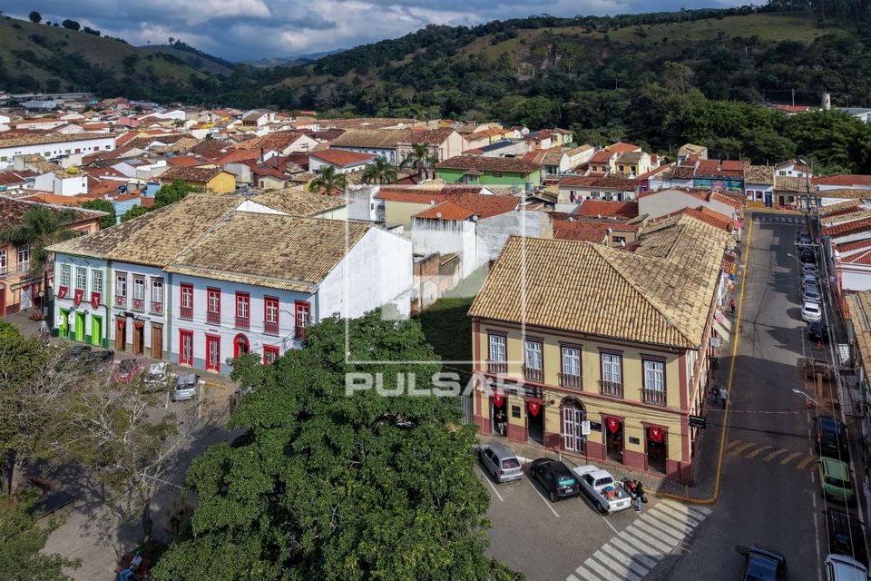 Vista de drone de casario do centro histórico da cidade na Praça