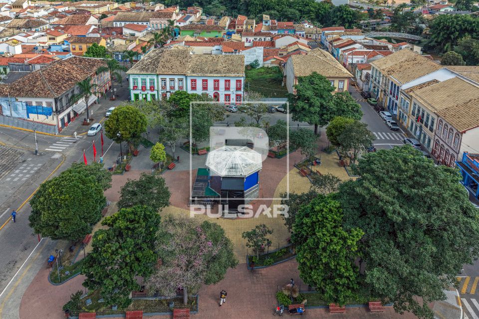 Vista de drone de casario do centro da histórico da cidade e