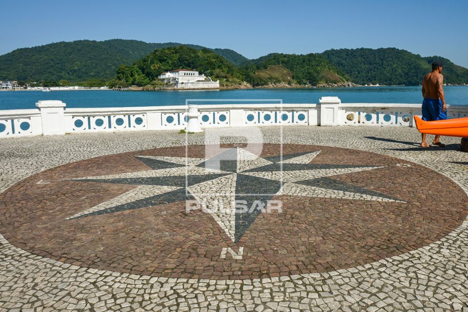 Rosa dos ventos no calçamento do Deck do Pescador - bairro Ponta da Praia