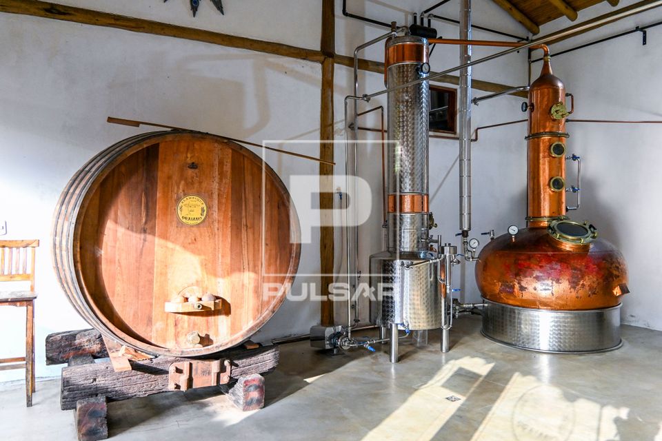 Vista interna de produção de cachaça artesanal com alambique de cobre - praia do Baré