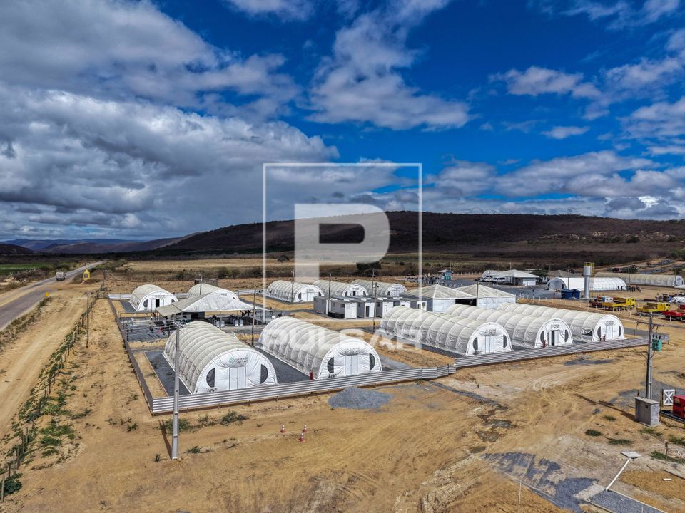 Vista de drone de base logística e alojamento temporário para abrigar funcionários na implantação da Sube