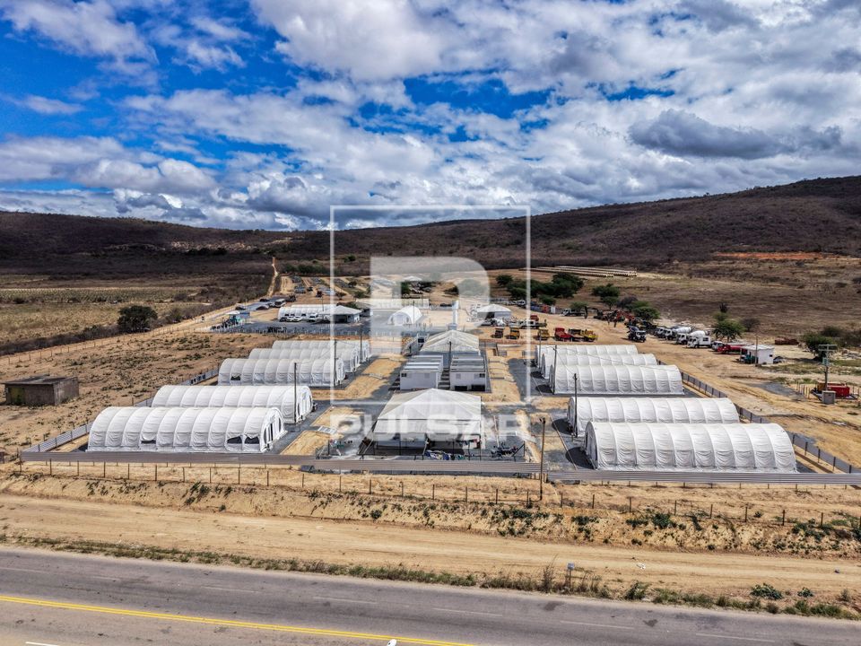 Vista de drone de base logística e alojamento temporário para abrigar funcionários na implantação da Sube