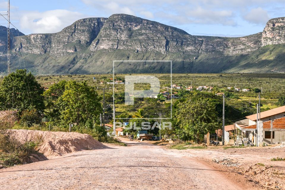 Vila de Guiné com Serra do Esbarrancado ao fundo faz parte da Serra do Sincorá - Chapada Diamantina
