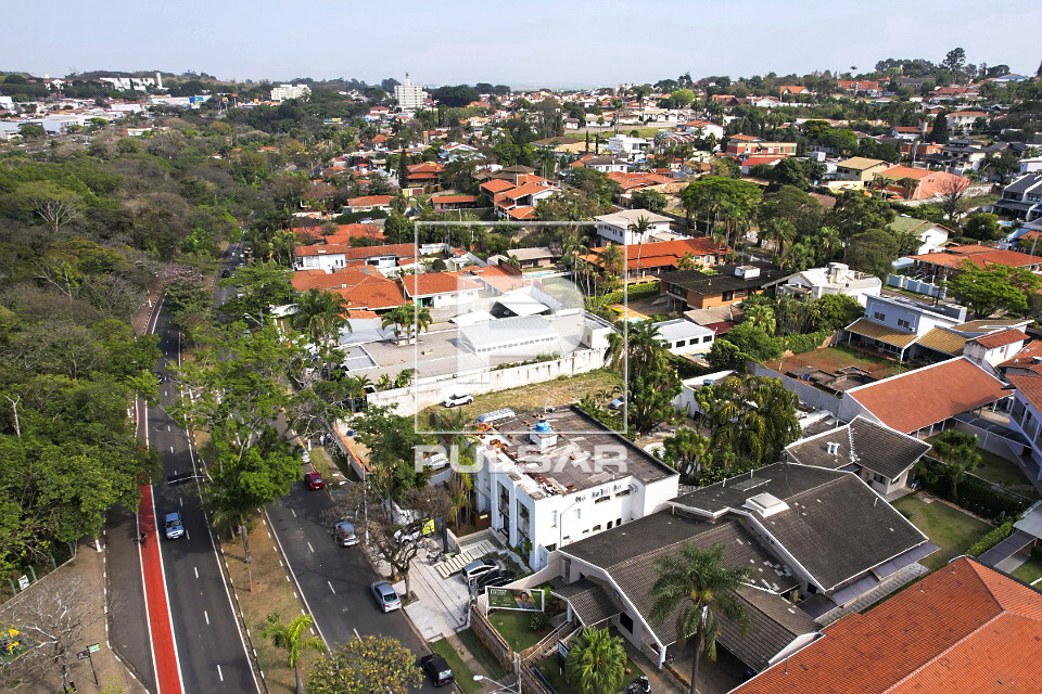 Vista de drone da avenida doutor Heitor Penteado e moradias no entorno ...