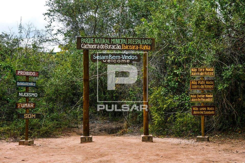 Placas com informações turísticas na entrada do Parque Natural Municipal do Rio Espalhado - trilha para Cac