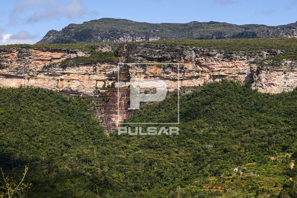 Vegetação de transição entre os biomas da caatinga e cerrado na Serra da Raposa - paredão rochoso com o l
