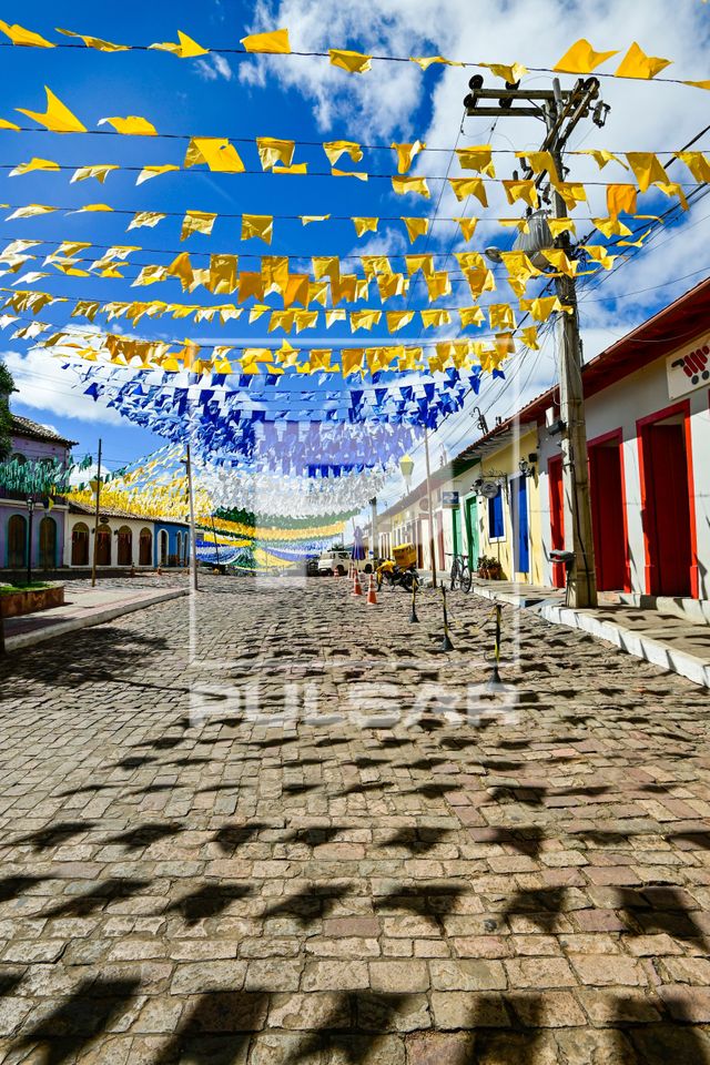 Rua no centro histórico decorada com bandeirolas para a Festa de São João - Chapada Diamantina