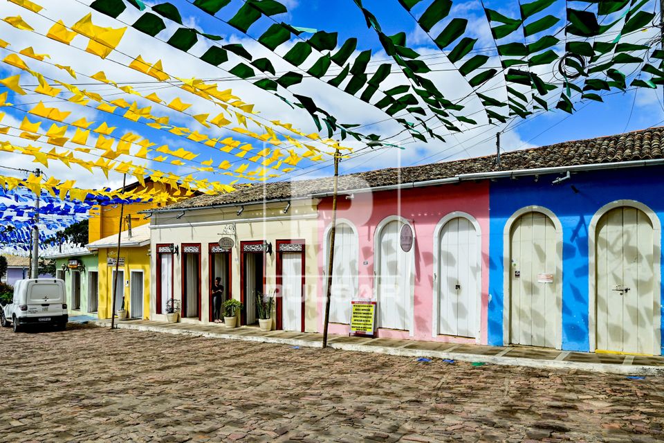 Rua no centro histórico decorada com bandeirolas para a Festa de São João - Chapada Diamantina