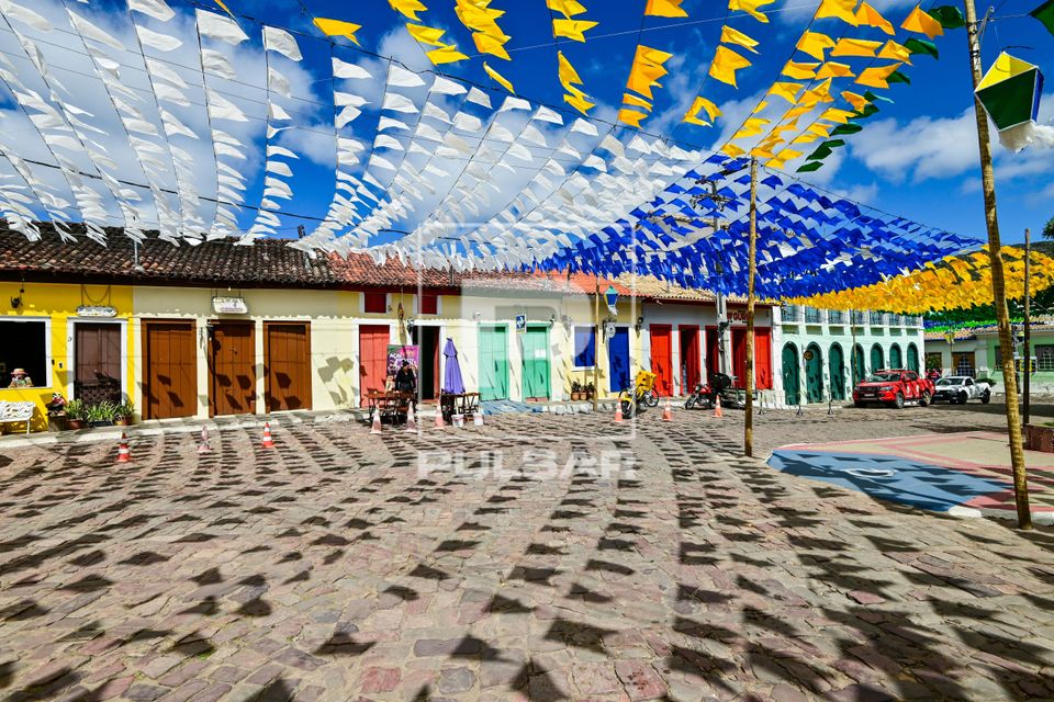 Rua no centro histórico decorada com bandeirolas para a Festa de São João - Chapada Diamantina