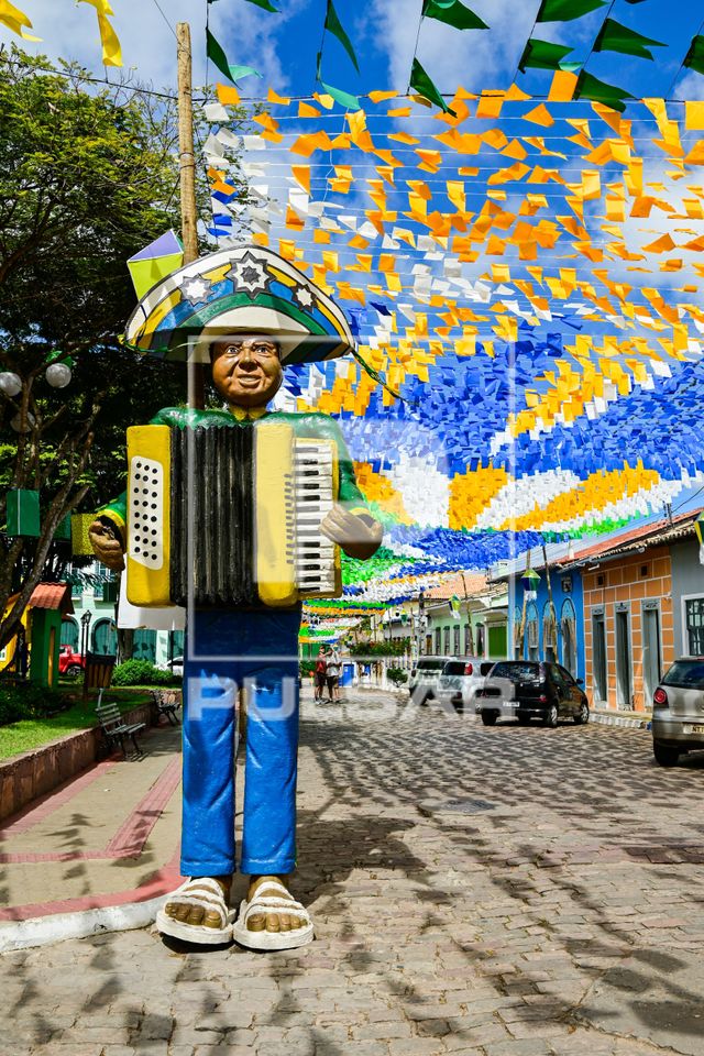 Centro histórico decorado com enfeite de sanfoneiro e bandeirolas para a Festa de São João - Praça Coronel