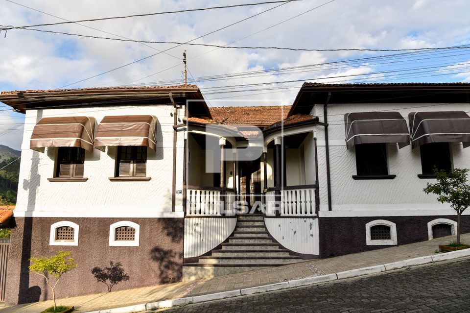 Fachada de casa antiga com alpendre duplo no centro da cidade