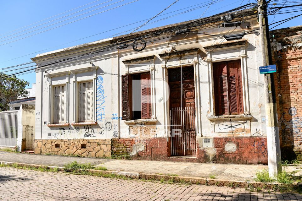 Fachadas de moradias antigas geminadas na Vila Industrial 