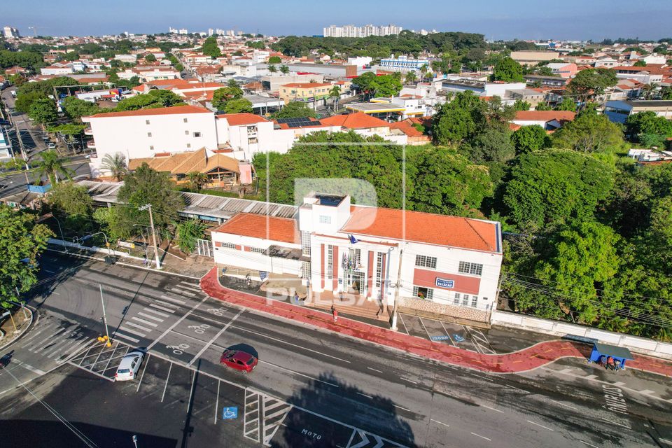 Vista de drone da antiga estação ferroviária com passeios turísticos no Trem Republicano nos finais de sem
