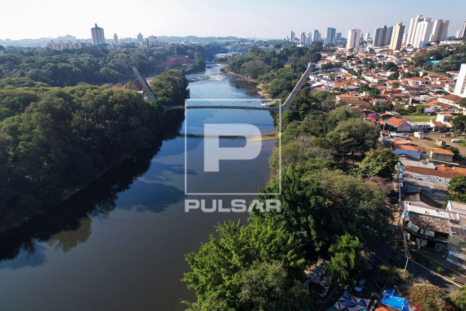 Vista de drone de Passarela Estaiada Doutor Aninoel Dias Pacheco no Rio Piracicaba 