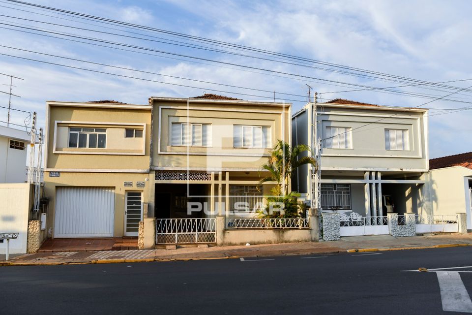 Fachada de sobrados com grades e muros baixos