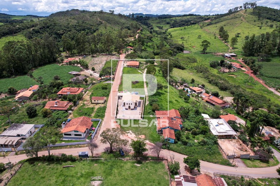 Vista de drone da comunidade rural Chácara dos Cordeiros com Igreja Santa Efigênia e moradias no entorno 