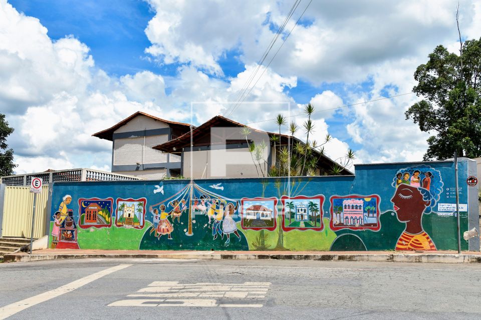 Muro da Escola Estadual Doutor Gama Cerqueira pintado pelos alunos com a artista plástica Anna Gobel - bairro