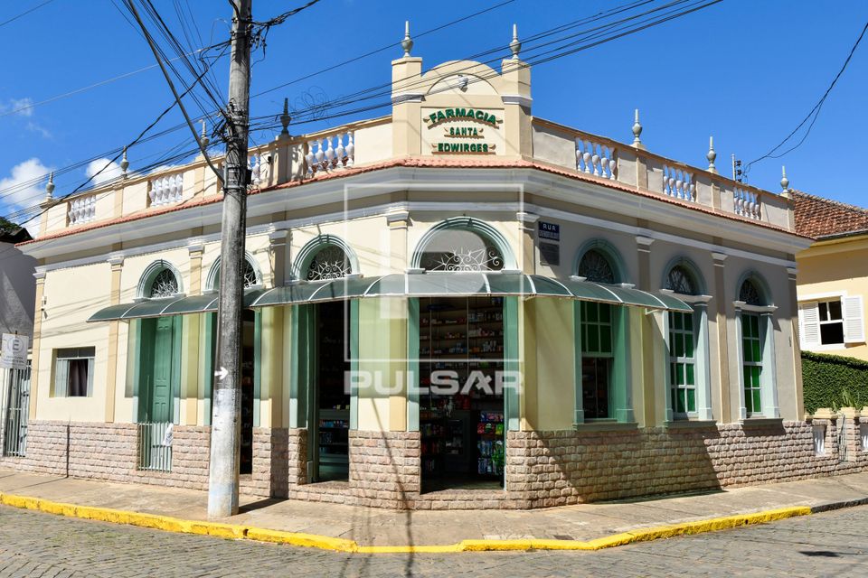 Farmácia instalada em prédio histórico no centro da cidade - Circuito Turístico Caminhos do Sul de Minas