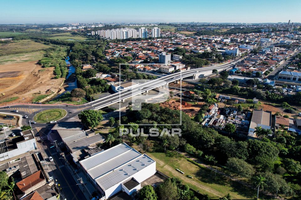 Vista de drone do viaduto na Avenida Santana sobre o Ribeirão Jacuba e linha férrea na Vila São Francisco -