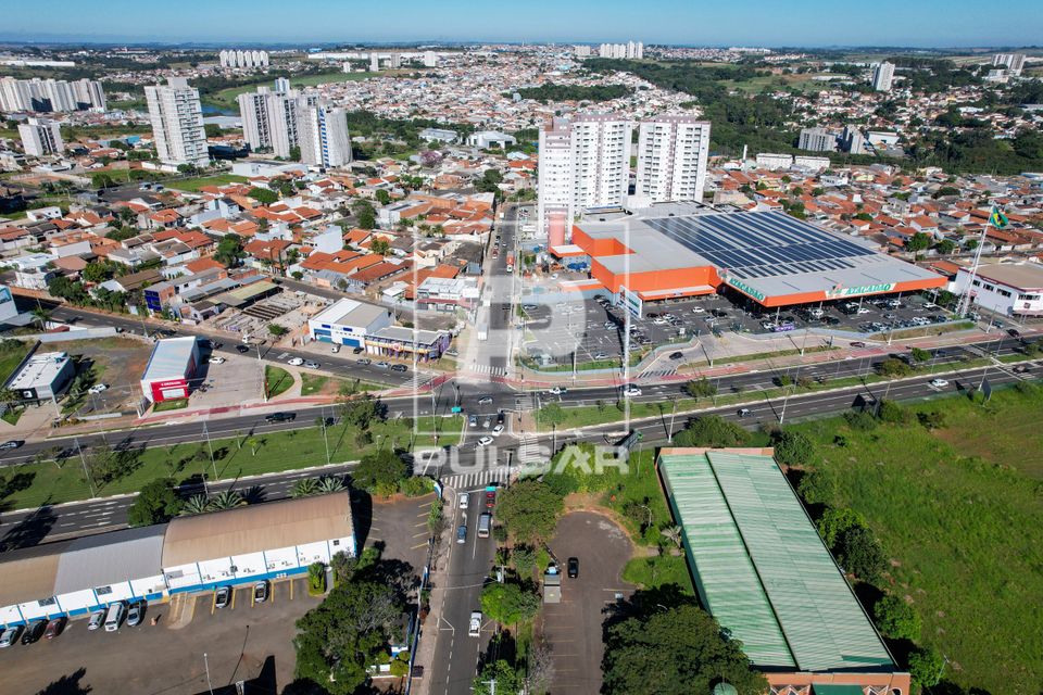Vista de drone de moradias e comércio atacadista na Avenida Olívio Franceschini 