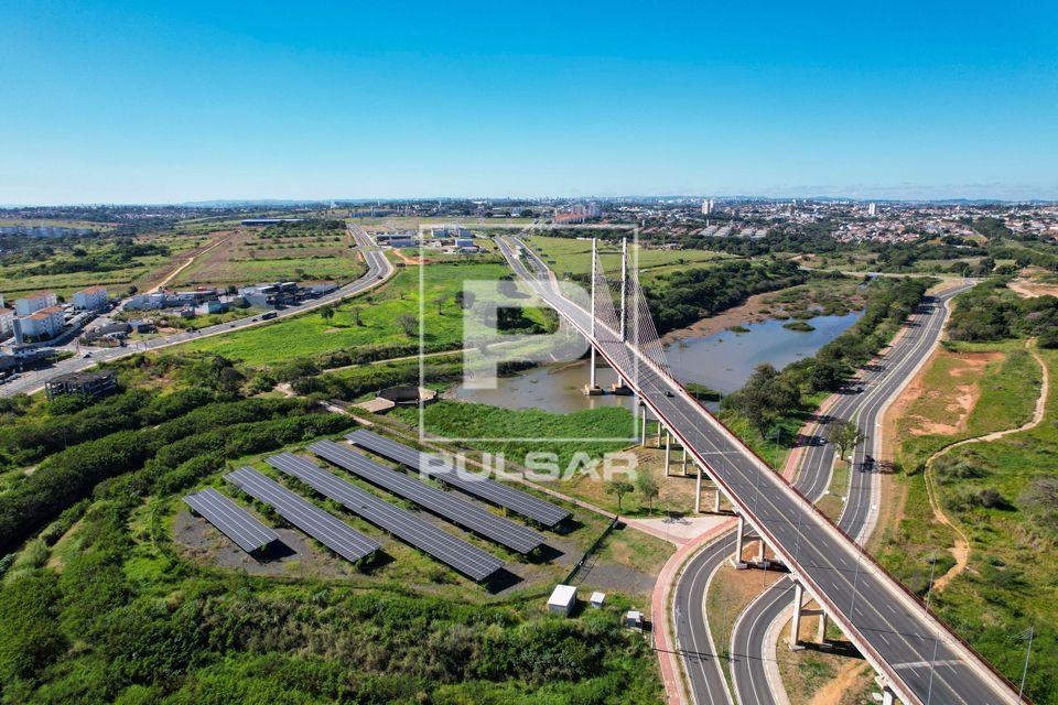 Vista de drone da ponte estaiada conhecida como Ponte da Esperança sobre o Ribeirão Jacuba e abaixo placas f