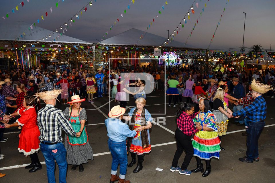 Pessoas da terceira idade dançando quadrilha no Festival Gastronômico Itinerante Sabores da Terra no Parque 
