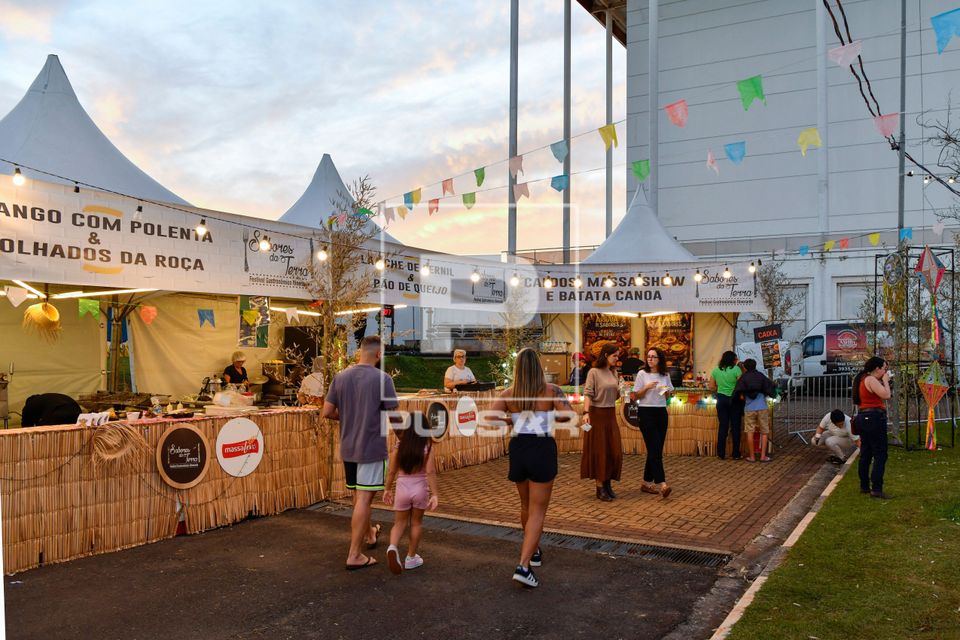Pessoas no Festival Gastronômico Itinerante Sabores da Terra no Parque Brasil 500
