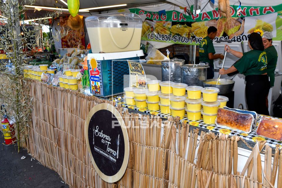 Banca de alimentos à base de milho à venda no Festival Gastronômico Itinerante Sabores da Terra no Parque B
