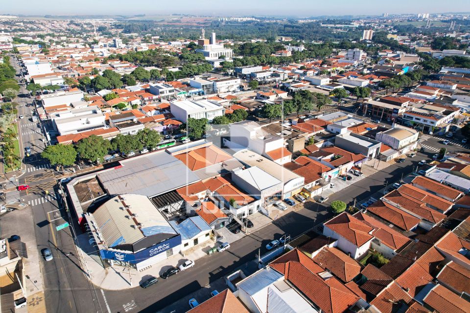 Vista de drone de prédios e moradias no centro da cidade - ao fundo Paróquia e Igreja Matriz Sagrado Coraç�