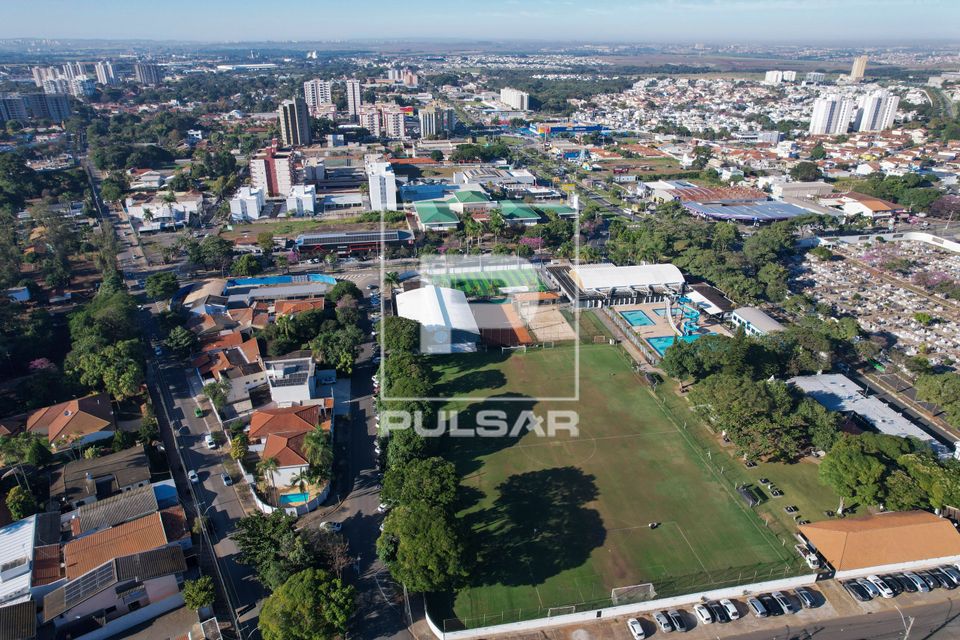 Vista de drone da Associação Esportiva Paulinense e moradias 