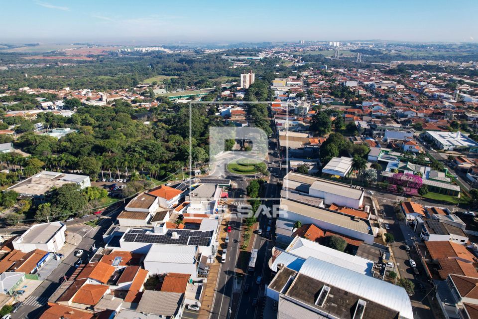 Vista de drone de moradias e prédios no centro da cidade - à esquerda Parque Ecológico de Paulínia