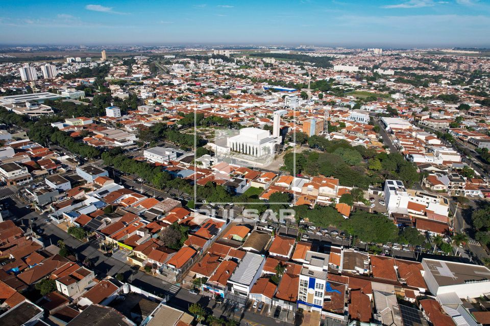 Vista de drone de moradias e Paróquia e Igreja Matriz Sagrado Coração de Jesus - centro da cidade