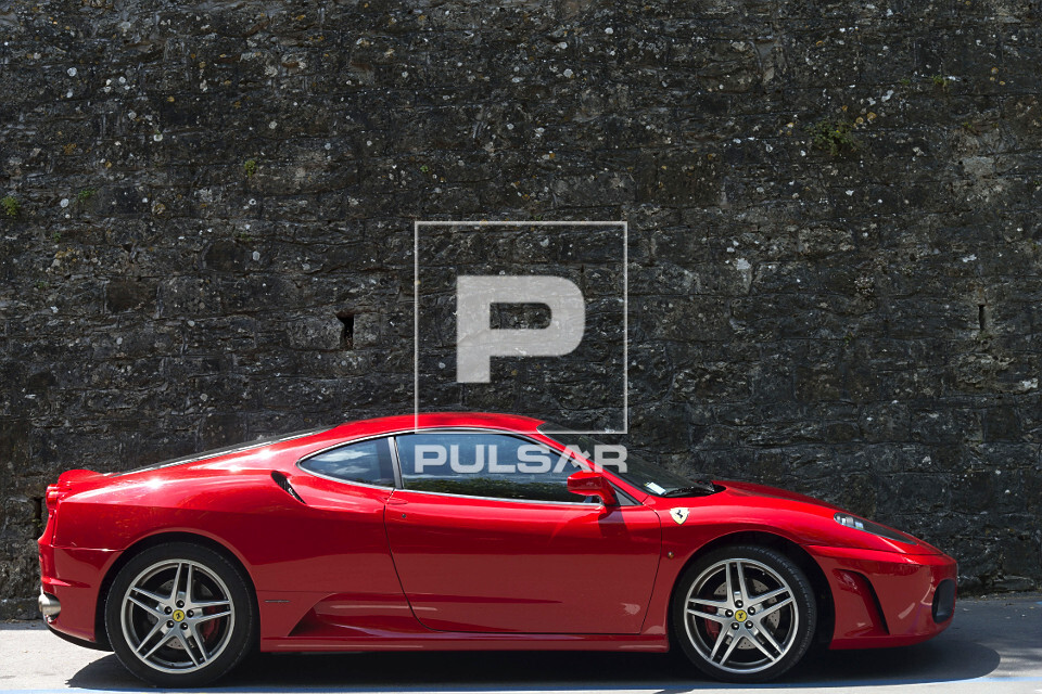 Ferrari vermelha