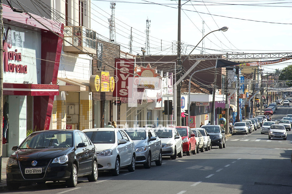 Lojas na rua Carlos Ferrari no centro da cidade - 