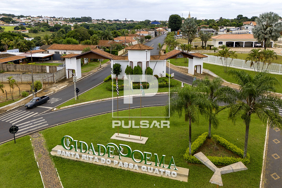 Vista de drone de portal da entrada com letreiro de Cidade Poema
