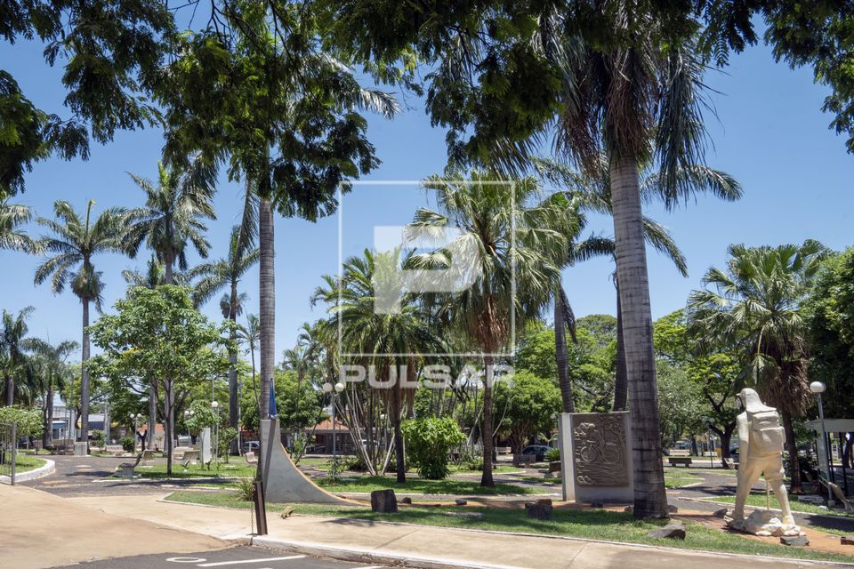Monumento do Peregrino do Caminho da Fé na Praça da Matriz