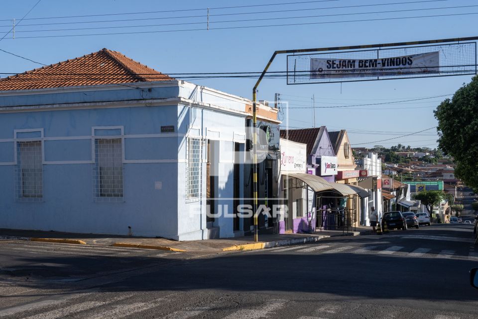 Rua com comércio no centro da cidade