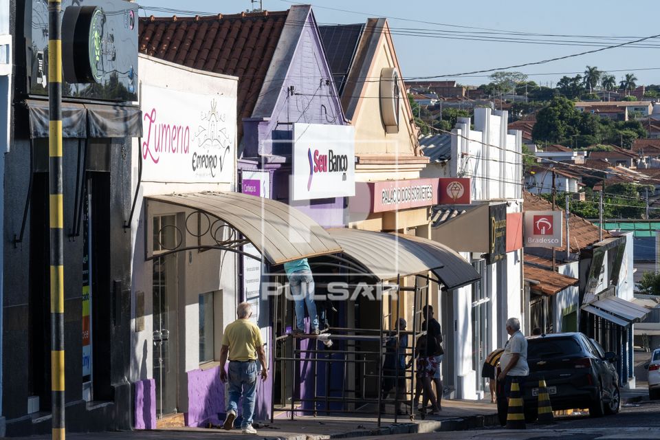 Rua com comércio no centro da cidade